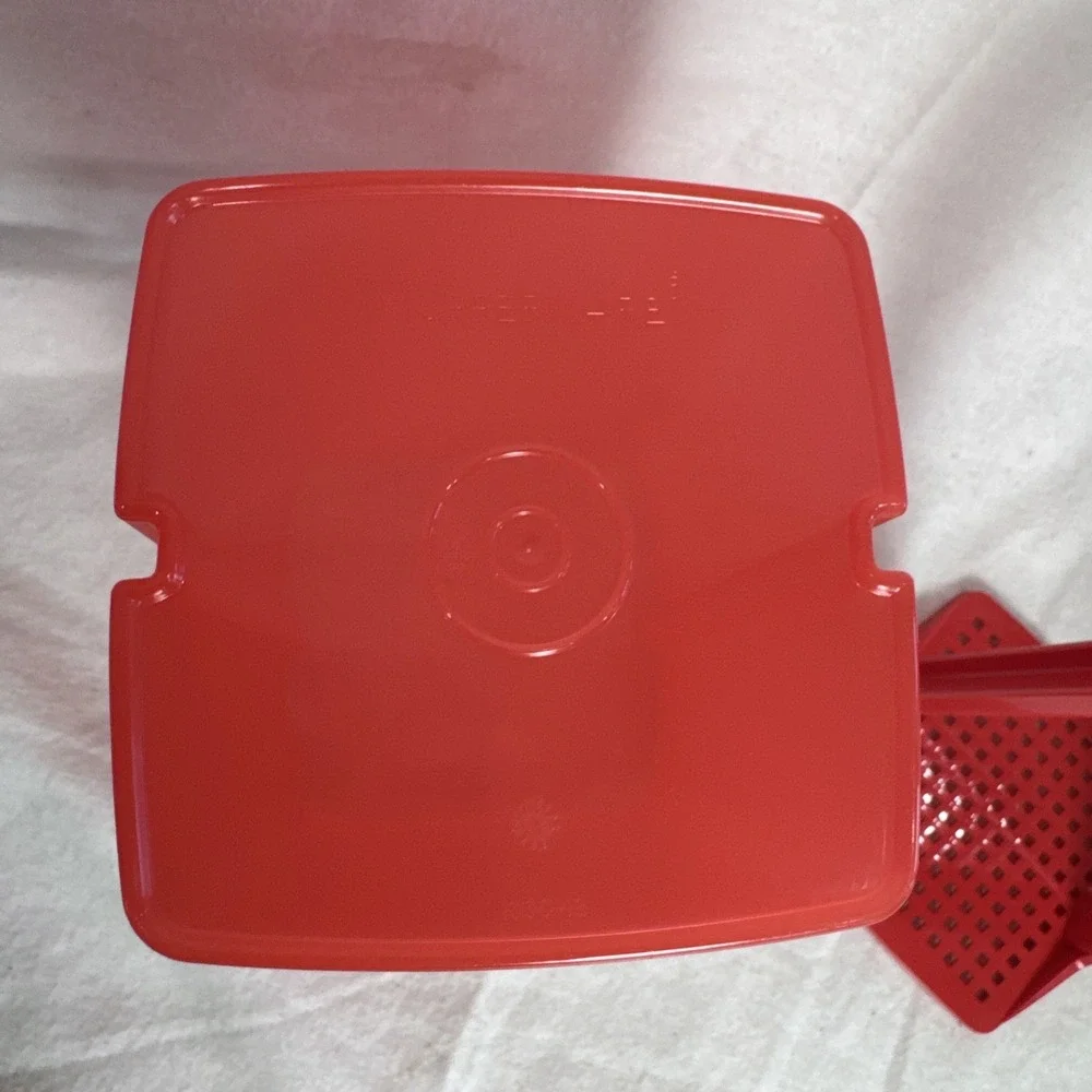 Tupperware Red 1330.11 Pick A Deli 3 Piece Pickle Olive Keeper Container NICE!